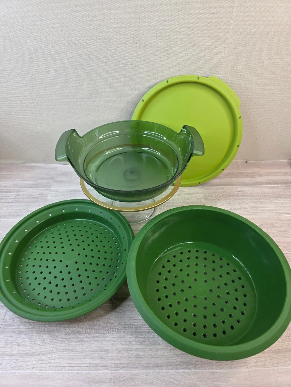 Tupperware collapsible bowl